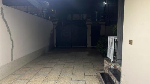 Paradise Living في فيصل آباد: مدخل مع باب أزرق وأرضية من البلاط