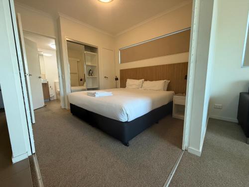 a bedroom with a large bed in a room at Modern Riverside Suites in Mackay CBD with Pool and Parking in Mackay