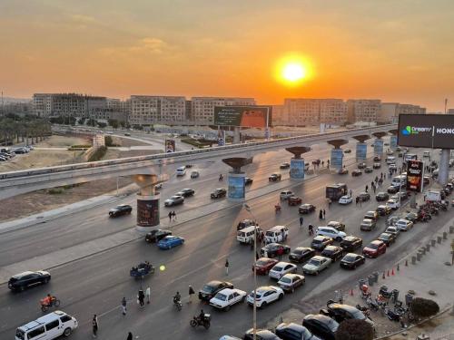 Η ανατολή ή δύση του ηλίου όπως φαίνεται από αυτό το ξενοδοχείο διαμερισμάτων ή από εκεί κοντά