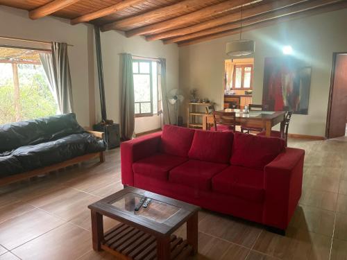 Χώρος καθιστικού στο Cabañas con pileta - 7 Colores Casas Serranas