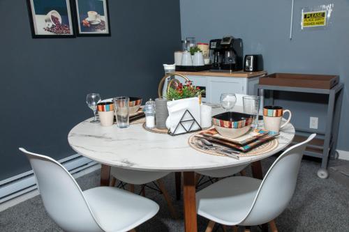 Παροχές για τσάι/καφέ στο One-bedroom guest suite with private entry