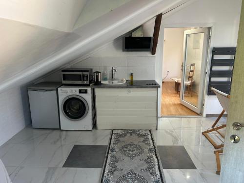 にあるCharmante Maisonのキッチン(洗濯機、シンク付)