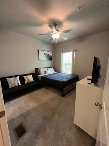 Кровать или кровати в номере Cozy 2BR Townhome with Parking Near Valdosta Hotspots