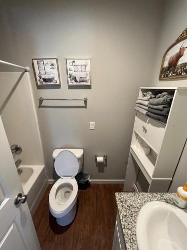 Ванная комната в Cozy 2BR Townhome with Parking Near Valdosta Hotspots