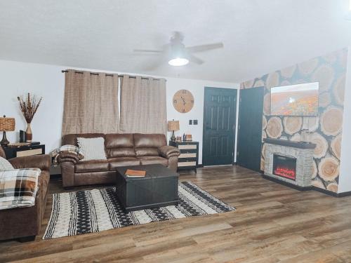 Χώρος καθιστικού στο The Rustic Retreat - 1 mile from Turkey Run