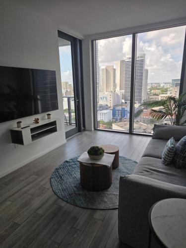 Khu vực ghế ngồi tại Miami-Brickell Luxury 2BR-2BATH with skyline VIEWS - walking distance to KASEYA-HEAT ARENA & BAYSIDE