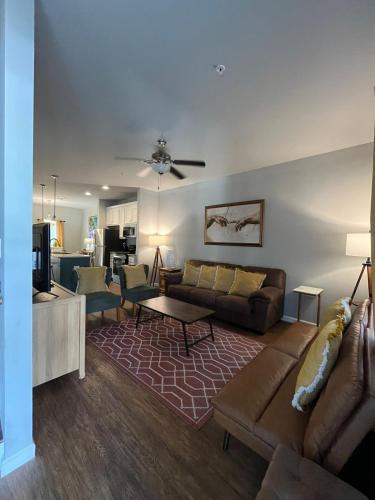 Χώρος καθιστικού στο 2BR Townhome in Valdosta Private Convenient Spacious