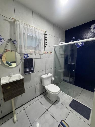a bathroom with a toilet and a shower and a sink at Suite Lilo e Stitch - Pousada Castelo do Luar in Penha