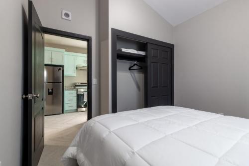 Ένα ή περισσότερα κρεβάτια σε δωμάτιο στο Lumora - Cozy 2-BD Condo in French Cay