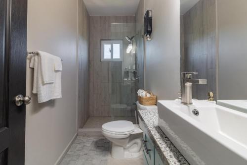 Ένα μπάνιο στο Lumora - Cozy 2-BD Condo in French Cay