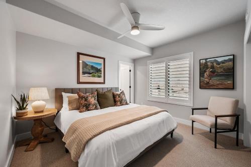 Schlafzimmer mit einem Bett, einem Deckenventilator und einem Stuhl in der Unterkunft Deer Valley Views 5br Sleeps 16 Hot Tub Theater in Parkview Trailer Court
