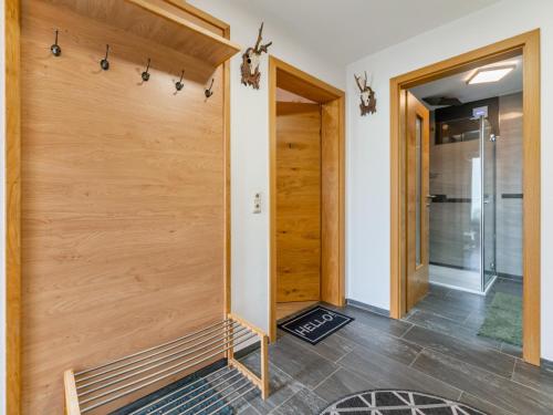 una porta girevole in una casa con corridoio di 11er Kogel a Stuhlfelden