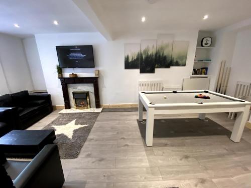 Φωτογραφία από το άλμπουμ του Valley Facing Home Sleeps 8 σε Aberaman