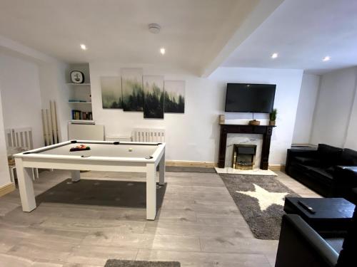 Μια τηλεόραση ή/και κέντρο ψυχαγωγίας στο Valley Facing Home Sleeps 8