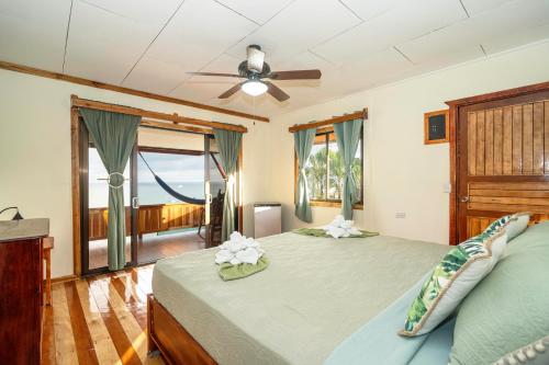 Una cama o camas en una habitación de Las Cotingas Ocean View