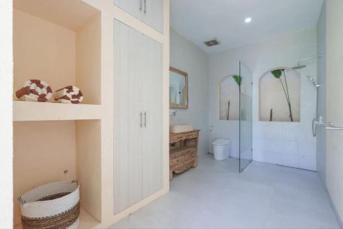 Et badeværelse på Luxury 3 Bed Villa in Kuta with Pool