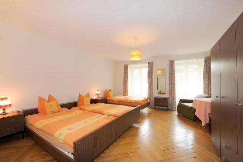 um quarto com duas camas num quarto em Hôtel de la Croix-Blanche em Cressier