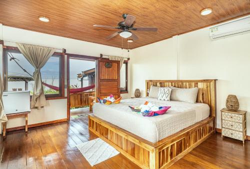 Una cama o camas en una habitación de Las Cotingas Ocean View
