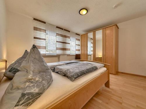 a bedroom with a bed in a room with windows at Sonnenwald in Zenting