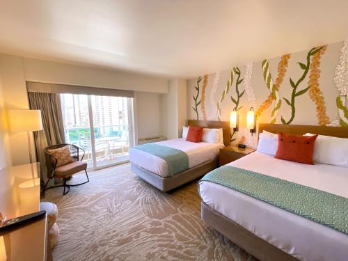 Postel nebo postele na pokoji v ubytování Ala Moana Hotel 13th FL Partial Ocean View