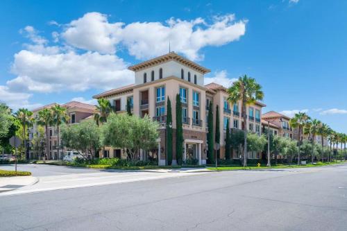 eine leere Straße vor einem großen Gebäude in der Unterkunft New Luxury 1BR Stay in the Heart of Irvine in Lake Forest