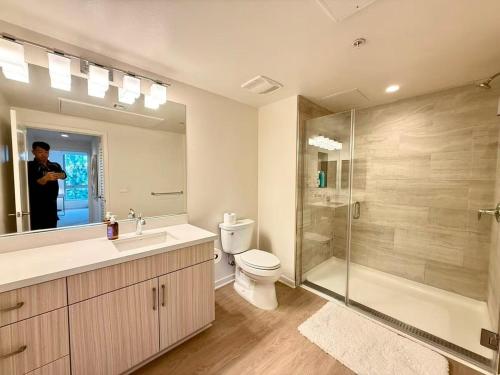 Ένα μπάνιο στο New Luxury 1BR Stay in the Heart of Irvine