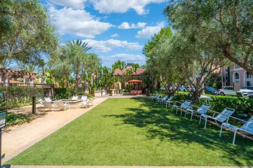 ein Park mit Liegestühlen, Tischen und Bäumen in der Unterkunft New Luxury 1BR Stay in the Heart of Irvine in Lake Forest