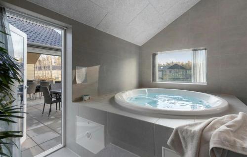 Φωτογραφία από το άλμπουμ του Cozy Home In Glesborg With Sauna σε Fjellerup