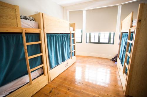a room with two bunk beds and a window at Nice Way Porto Hostel in Porto