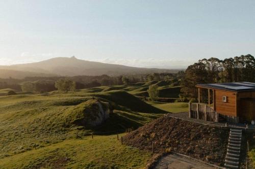 una casa en la cima de una colina con vistas en Sunsets, outdoor bath, mountain views, fire pit, en Marotiri