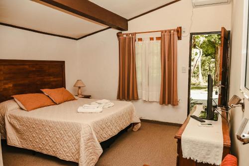 洛斯奥尔尼约斯Alta Montaña Hosteria&Apart的一间卧室，床上有一张带毛巾的床