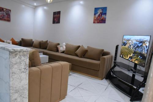 Μια τηλεόραση ή/και κέντρο ψυχαγωγίας στο Lacote Apartment In Salè