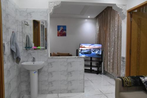 Ένα μπάνιο στο Lacote Apartment In Salè