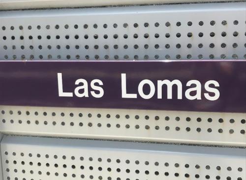 a sign that says las lomas on a metal wall at Puerta al Tren apartamento in San Juan