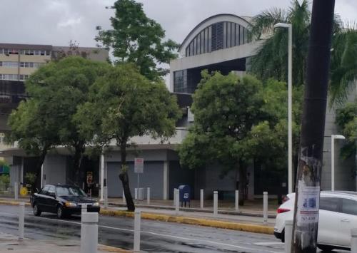 a car parked in front of a building at Puerta al Tren apartamento in San Juan