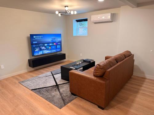 Μια τηλεόραση ή/και κέντρο ψυχαγωγίας στο Huge Private Suite with Pool Table, Sauna & Fire Pit