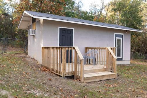 una piccola casa con un ponte e una sedia sopra di Guest House Near Everything ad Augusta