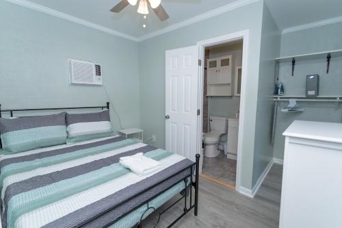 una piccola camera da letto con un letto e un bagno di Guest House Near Everything ad Augusta