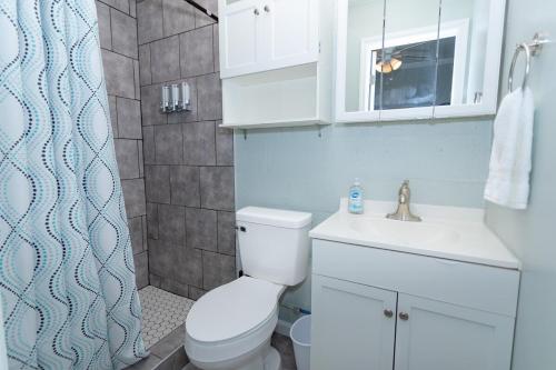 Ένα μπάνιο στο Guest House Near Everything