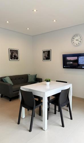 a white table and chairs in a living room at Espora 343 in Punta Alta
