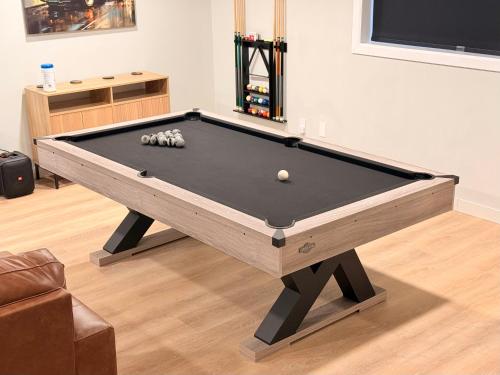Τραπέζι μπιλιάρδου στο Huge Private Suite with Pool Table, Sauna & Fire Pit