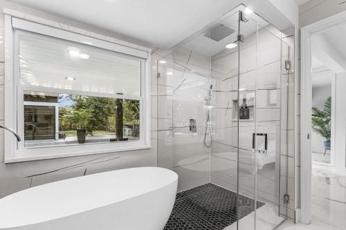 een badkamer met douche en toilet en een raam bij The oak house in Naples