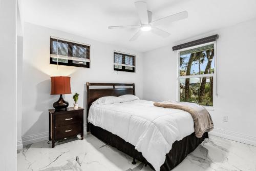 een witte slaapkamer met een bed en een raam bij The oak house in Naples