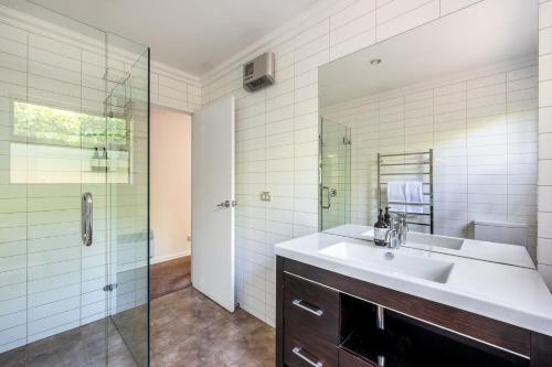 Ένα μπάνιο στο Pembroke Villa