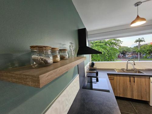 Kuchyň nebo kuchyňský kout v ubytování L'Echappée Créole Place de la Victoire