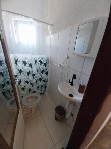a bathroom with a toilet and a sink at Kitnet - quarto - privativo in Itupeva