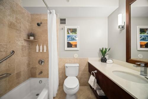 Ένα μπάνιο στο Oceanfront Paradise Room with Pool and Oceanviews