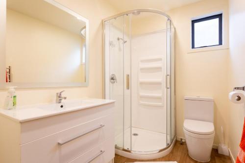 Koupelna v ubytování - Kiwi Batch - Easy Walk To Town - Hot Tub -