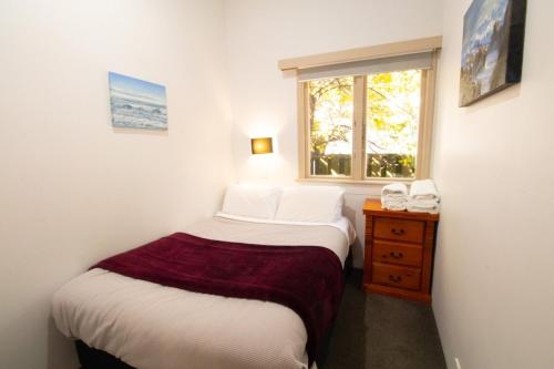 Postel nebo postele na pokoji v ubytování - Kiwi Batch - Easy Walk To Town - Hot Tub -