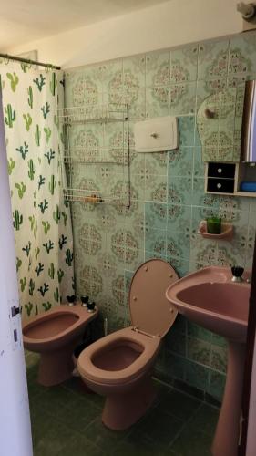 ein Badezimmer mit zwei Toiletten und einem Waschbecken in der Unterkunft Los Dos Pinos in Villa Gesell
